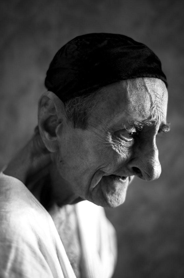 A Photographer Is Documenting The Stories Of Elderly Parsis Through These Stunning Portraits